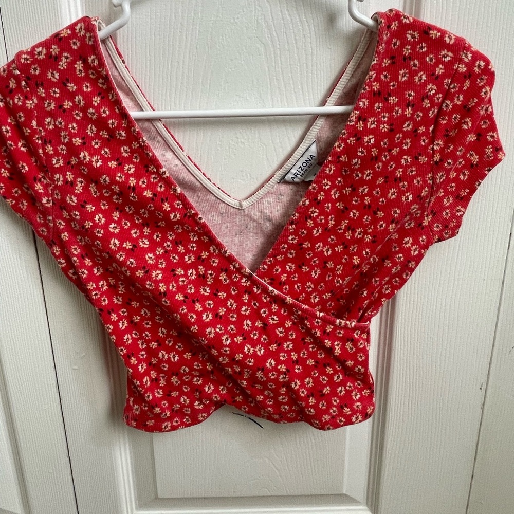 Short sleeve patterned crop top